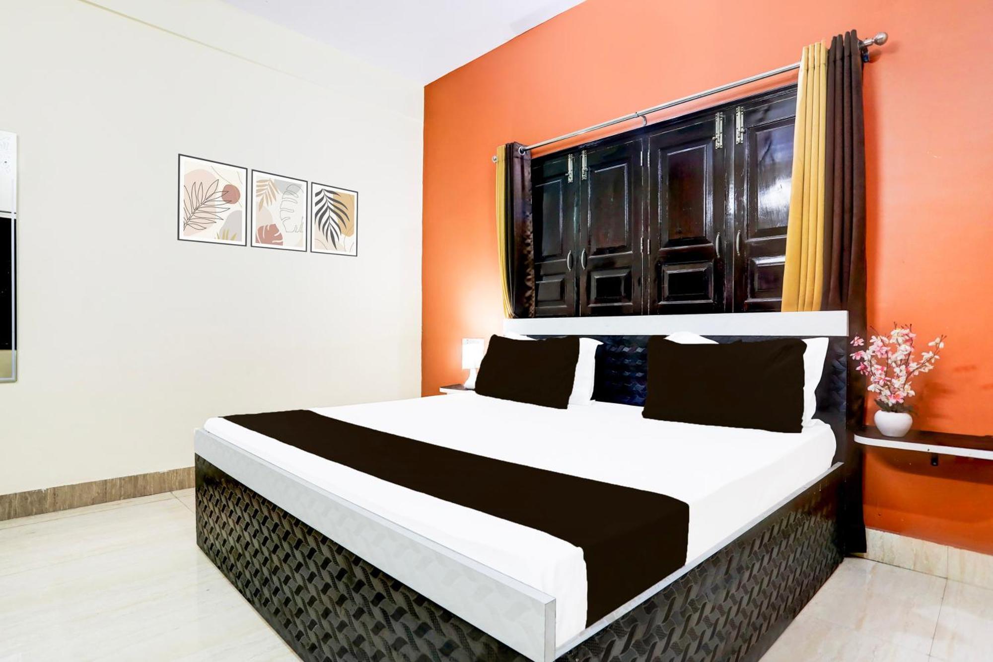 Hotel O R B Palace Varanasi Bagian luar foto
