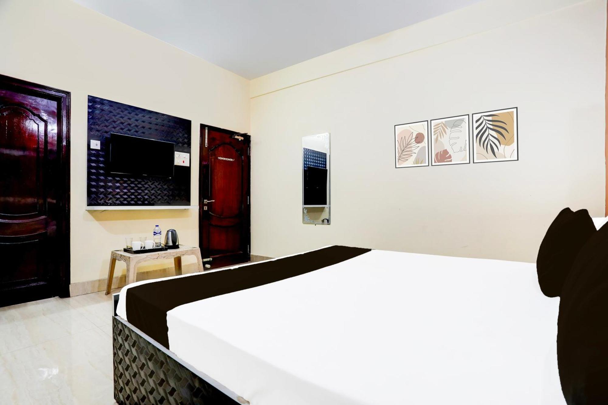 Hotel O R B Palace Varanasi Bagian luar foto