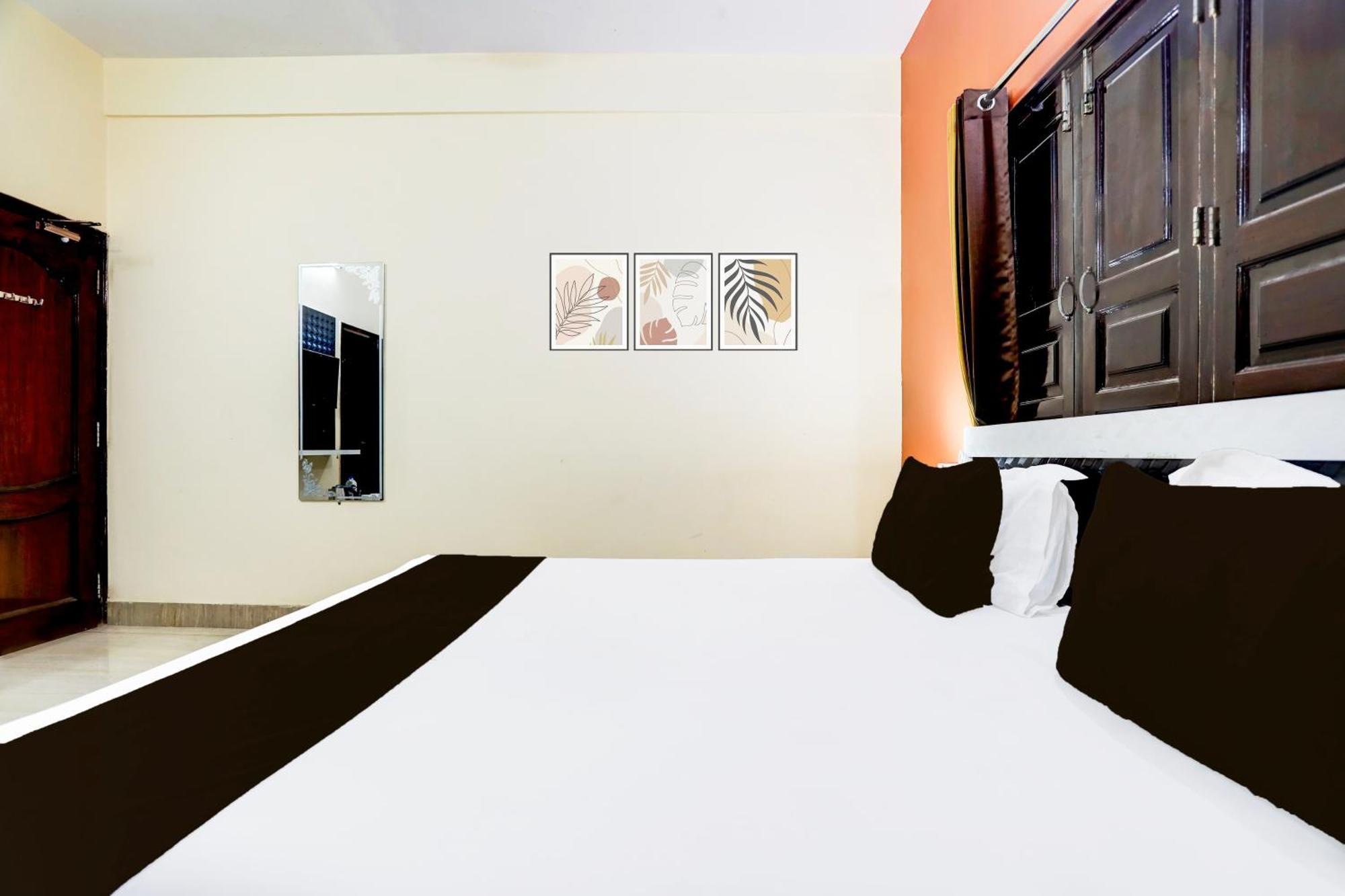 Hotel O R B Palace Varanasi Bagian luar foto