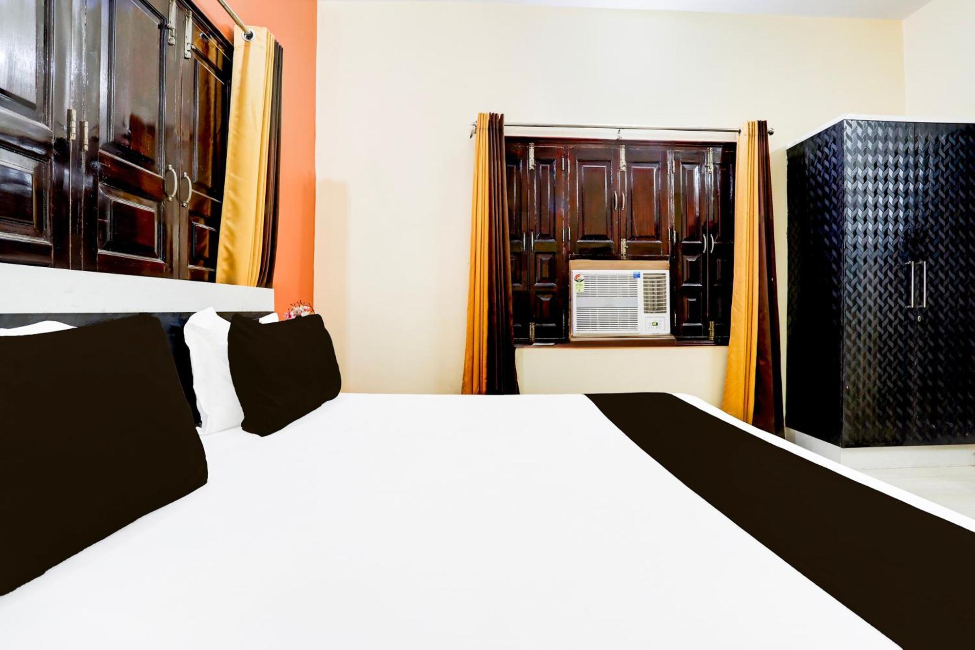 Hotel O R B Palace Varanasi Bagian luar foto